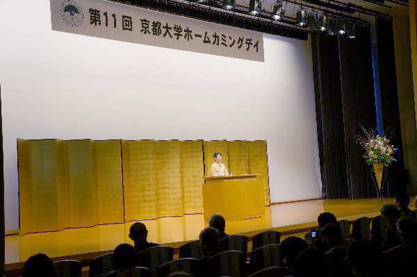 講演を行う池坊専好先生