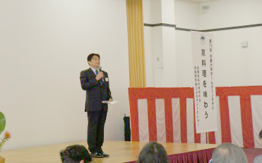 挨拶を行う徳賀副学長