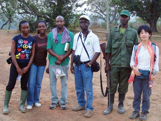 ガーナ共和国のモレ国立公園での調査をする村山教授