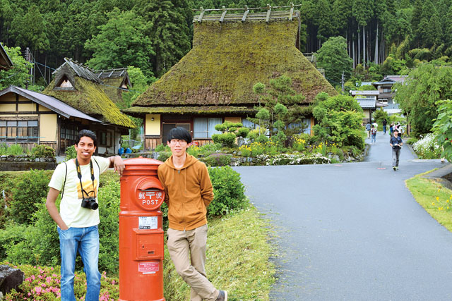 京都府南丹市美山町の「かやぶきの里」にて友人と