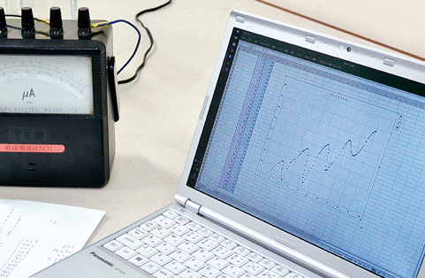マイクロアンペア計に流れる電流量を示すパソコン