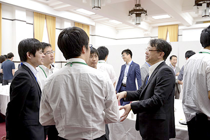 企業の担当者と学生との歓談のようす