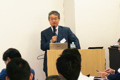 藤原氏による講演会のようす