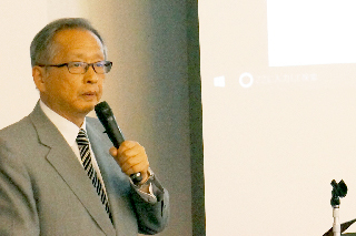 講演を行う谷 公認会計士