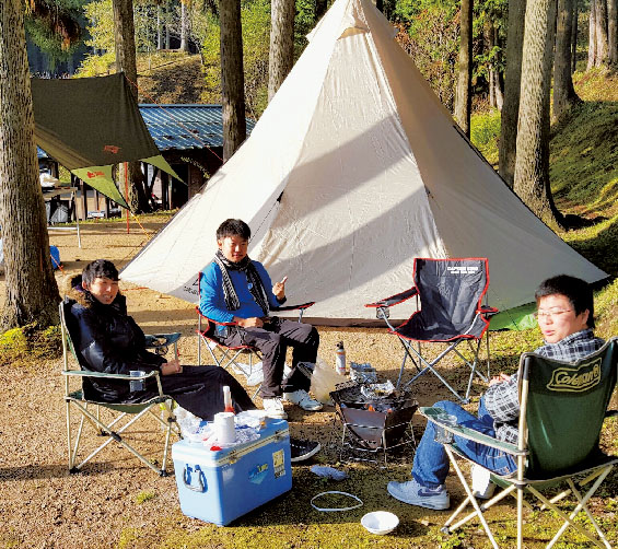 研究仲間を集めてのキャンプの様子