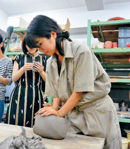 成形するための土を練る植村さん