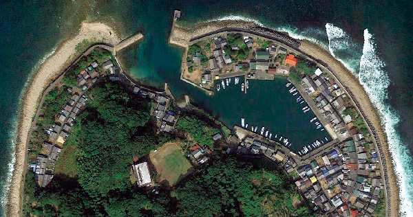 2016年に国の重要伝統的建造物群保存地区に選定された漁村（地図データ：Google Earth）