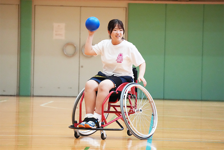 車椅子に乗ってスポーツをする女の子