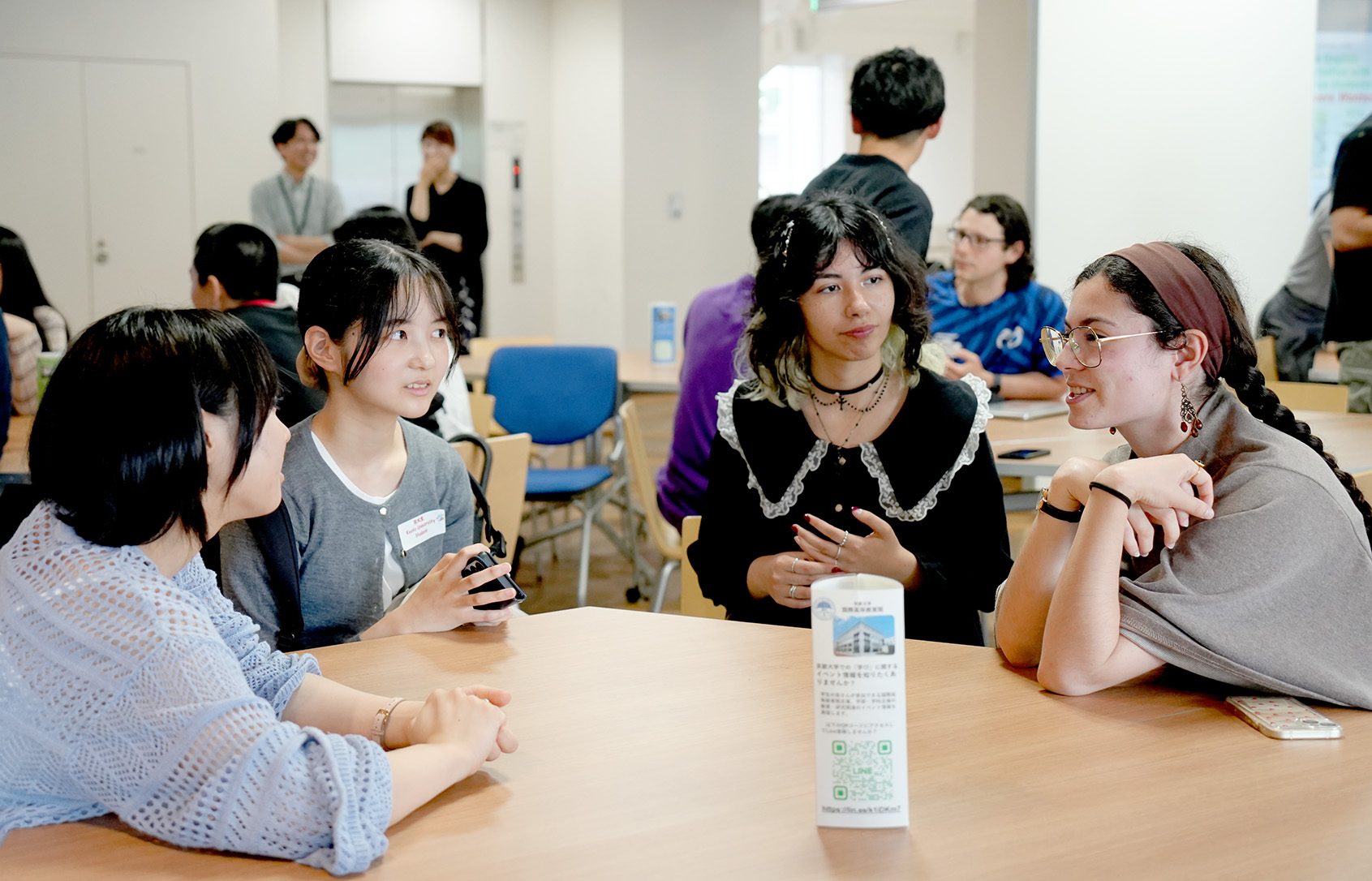 協定校ひろばで留学生と京大生が交流するようす