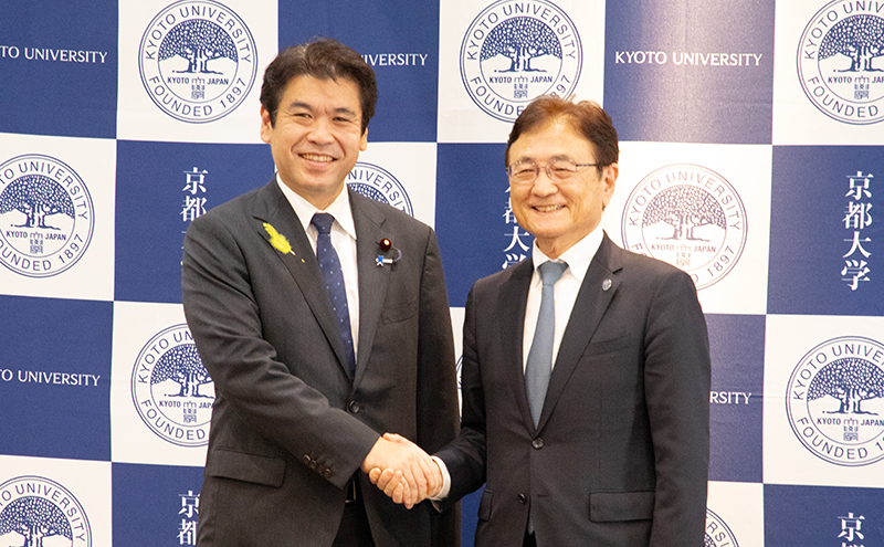 松本洋平 文部科学大臣と湊長博 総長