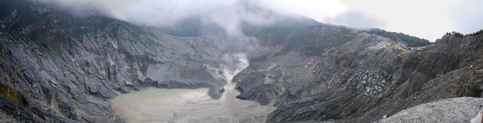 タンクバンプラウ火山の火口