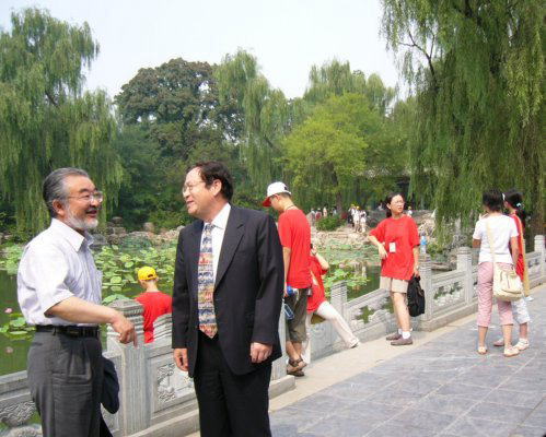 清華大学の顧学長と学長室の前で