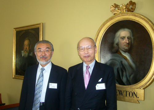 相澤団長と。左と右の肖像はガリレイとニュートン