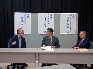 左から尾池総長、木谷 雅人理事、教職員共済大学支部 常任幹事 三宅 則義氏