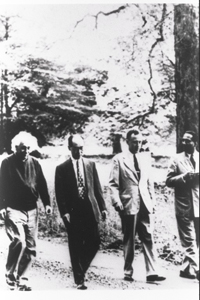 プリンストン高等研究所でアインシュタイン氏らと議論しながら散歩している湯川博士（京都大学湯川記念館史料室蔵）