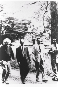 プリンストン高等研究所でアインシュタイン氏らと議論しながら散歩している湯川博士(京都大学湯川記念館史料室蔵)