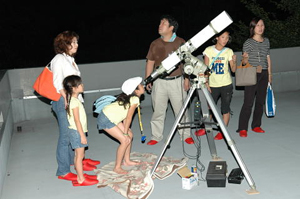 望遠鏡を覗く人たち
