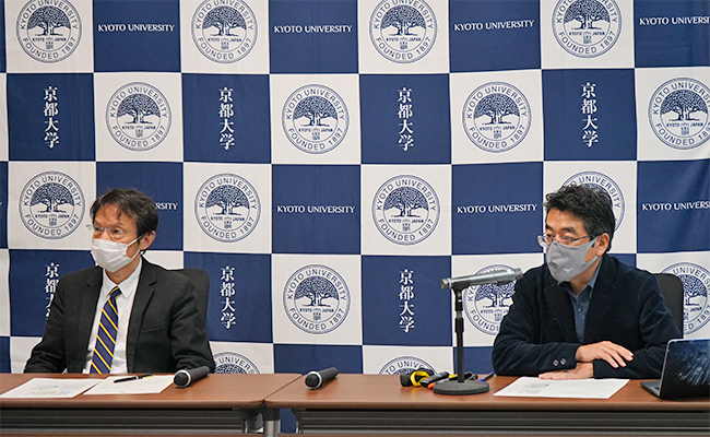 Dean Masahiko Egami (left) and Professor Takafumi Kurosawa of the Graduate School of Economics