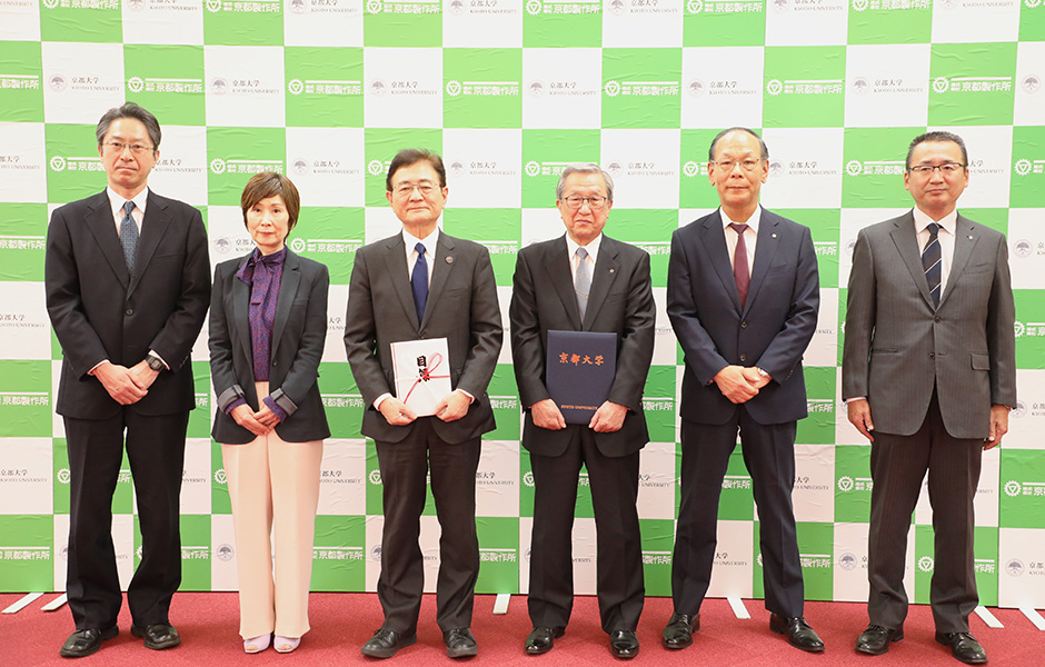 左から、立川康人 工学研究科長、稲垣恭子 理事・副学長、湊総長、橋本代表取締役会長兼CEO、木下喜平&nbsp; 株式会社京都製作所代表取締役社長兼COO、大西利幸 同常務執行役員