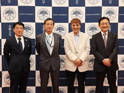 左から平井理事、西川執行役員、安藤氏、湊総長