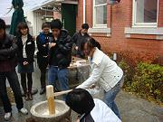 Pounding mochi rice 