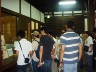 Picture of participants looking to the articles on display 