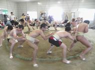 A scene of participants practicing ‘mukade (centipede)’ 