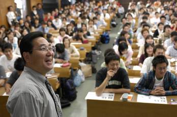 運動科学の授業中の小田伸午教授