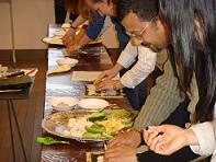 寿司作りに熱中する参加者
