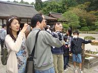 銀閣寺で写真を撮る参加者