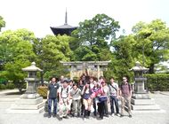 京都のシンボルである東寺の五重塔の前にて集合写真