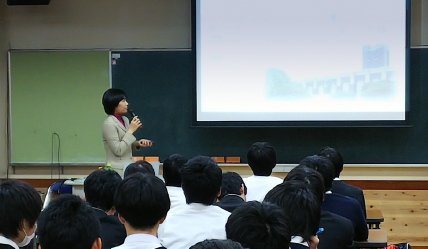 Class being taught by a graduate school student at a high school as part of the Learning Coordinator Initiative