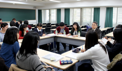 The Kurumaza Forum, a roundtable discussion forum for female senior high school pupils